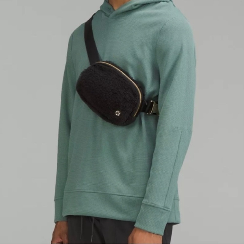 Lululemon Everywhere Belt Bag in Black Fleece—GREAT BAG!! Like New Condition!
